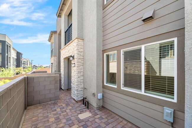 Building Photo - Modern Cadence Townhome with Sleek Finishes & Open-Concept Living!