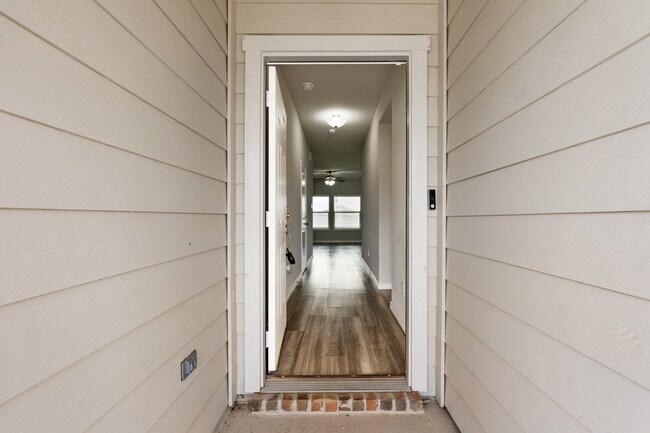 Building Photo - Natchez Home