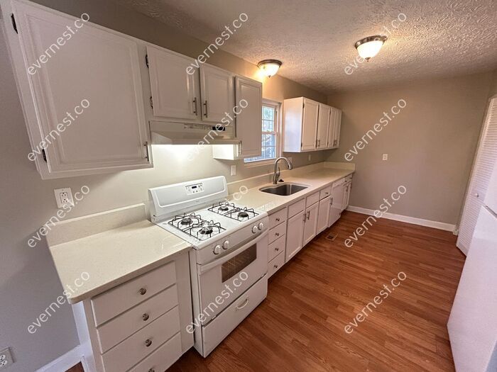Building Photo - 2771 Skyland Dr NE