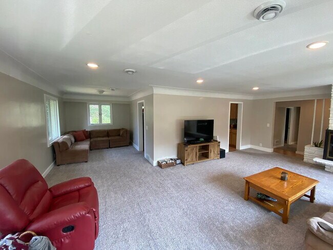 Building Photo - Spacious 4BR/3BA Home w/ Bonus Room, Porch...
