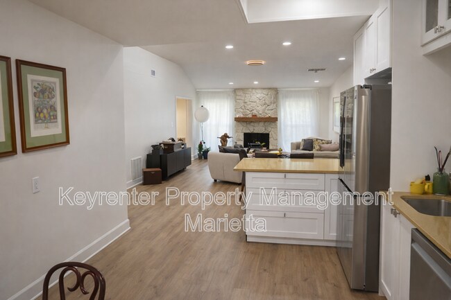 Building Photo - 603 Serramonte Dr