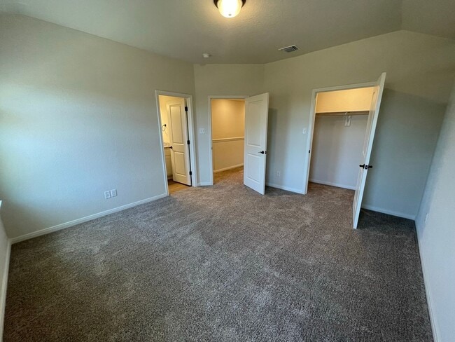 Building Photo - MOVE FAST—GATED TOWNHOME NEAR LACKLAND AFB WITH A PRIVATE YARD!
