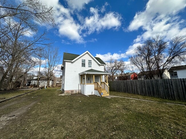 Building Photo - 215 E North - 4 Bedroom/1 Bathroom Home Do...