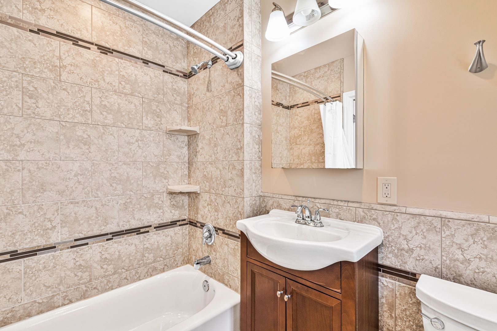 Building Photo - 1460 Gaviota Ave