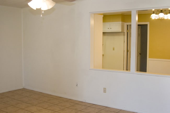 Building Photo - 125 Willow Ln