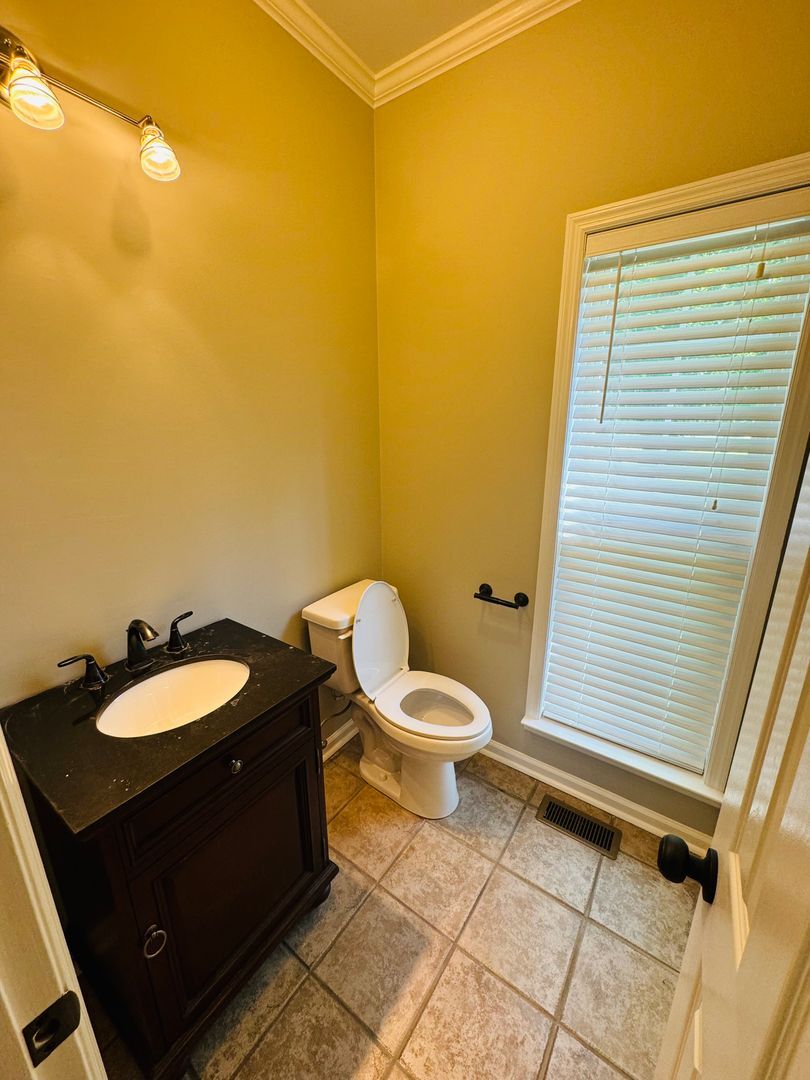 Building Photo - 449 Sanders Ln