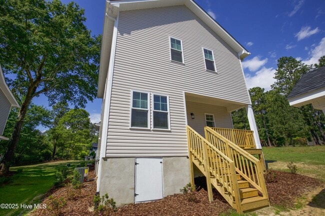 Building Photo - 665 W Iowa Ave