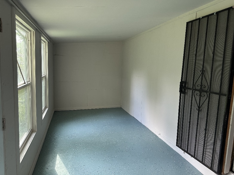 Building Photo - 3022 Bank St