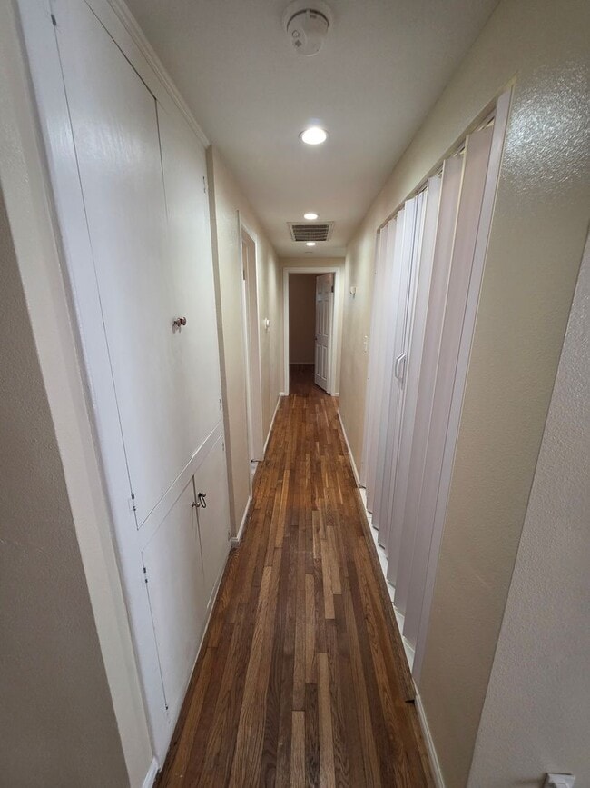 Building Photo - Beautiful 3-Bedroom, 3-Bath Home with Mode...