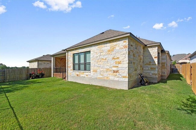 Building Photo - 904 Naranjo Dr