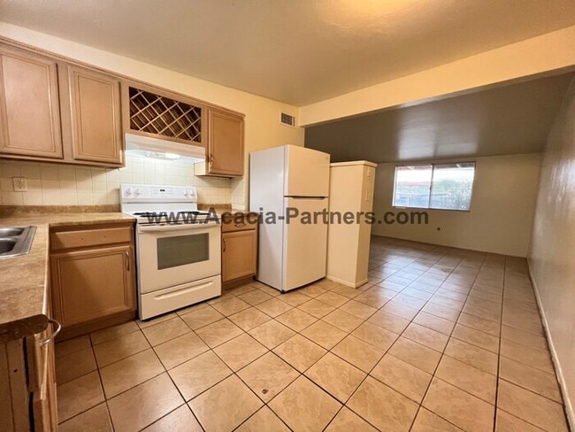 Building Photo - Two Bedroom/One Bath