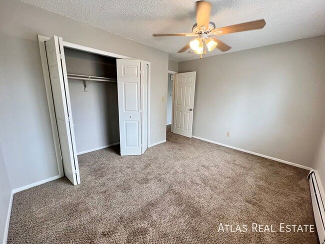 Building Photo - OPEN FLOORPLAN! THIS BEAUTIFUL AND RENOVAT...