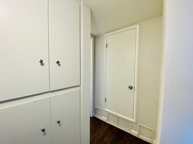Building Photo - Newly Renovated Spacious 1 Bedroom with Vi...