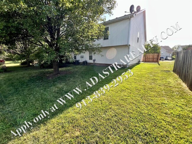 Building Photo - Beautiful 4 Bed Townhome in Gardner-Coming...