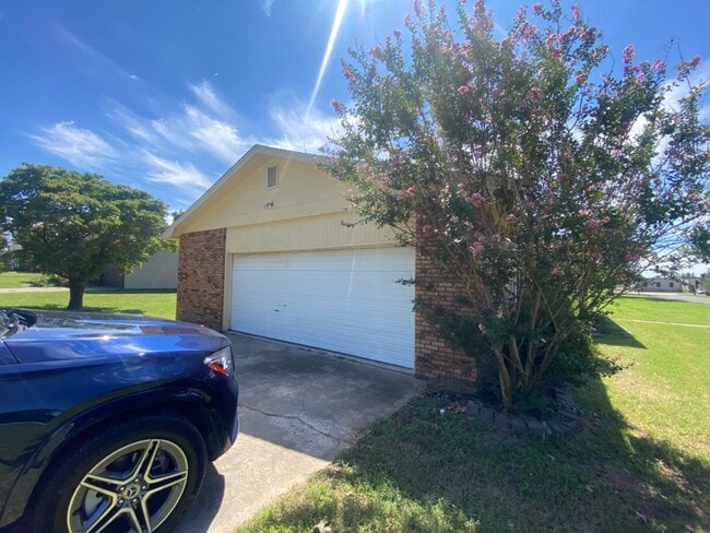 Building Photo - 1002 Glenn Dr