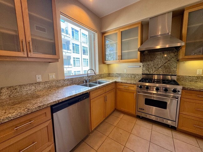 Building Photo - Luxury condo minutes from the beach...