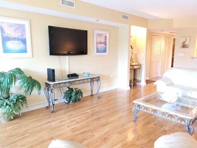 Building Photo - Annual Furnished 2nd Floor Condo located a...