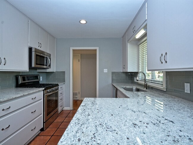 Building Photo - 2600 Twin Oaks Dr