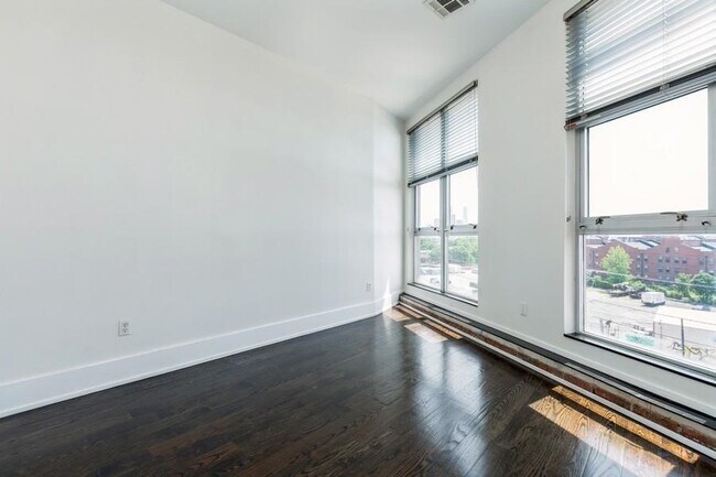 Building Photo - 704 Grand St