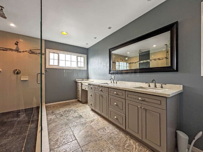 Building Photo - 5147 E Los Flores St