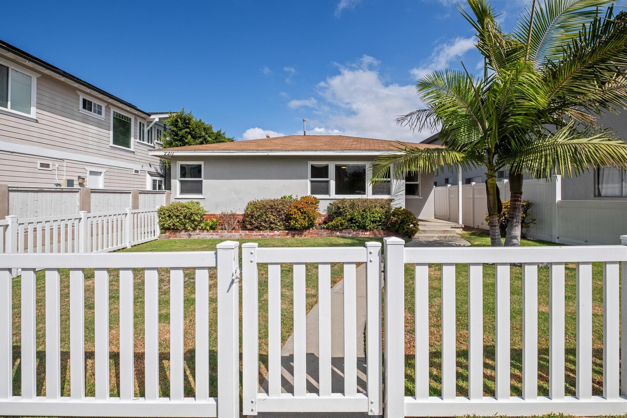 Building Photo - 2211 Nelson Ave