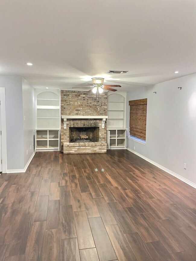 Building Photo - 3 BD 2 BA Home in the Bayou View School Di...