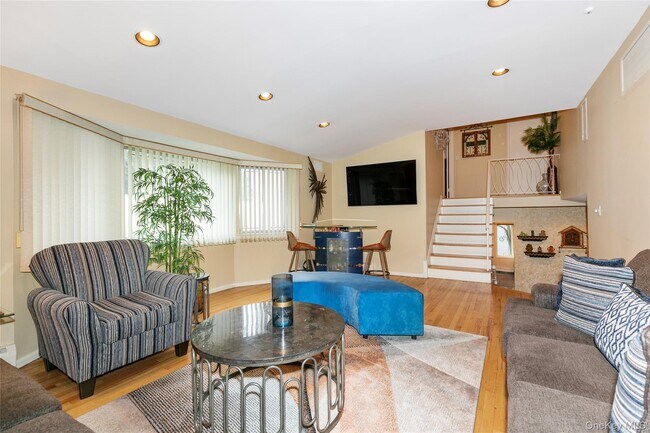 Building Photo - 123 South Dr