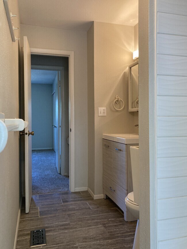Building Photo - 5480 Descanso Cir W