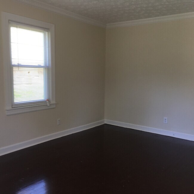 Building Photo - Spacious 3BR/2BA Home off of Taylor Blvd