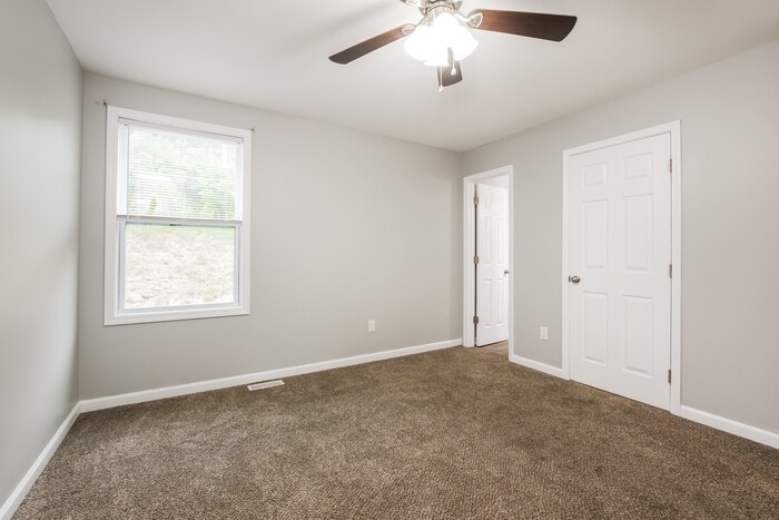 Building Photo - 1004 Golfview Dr