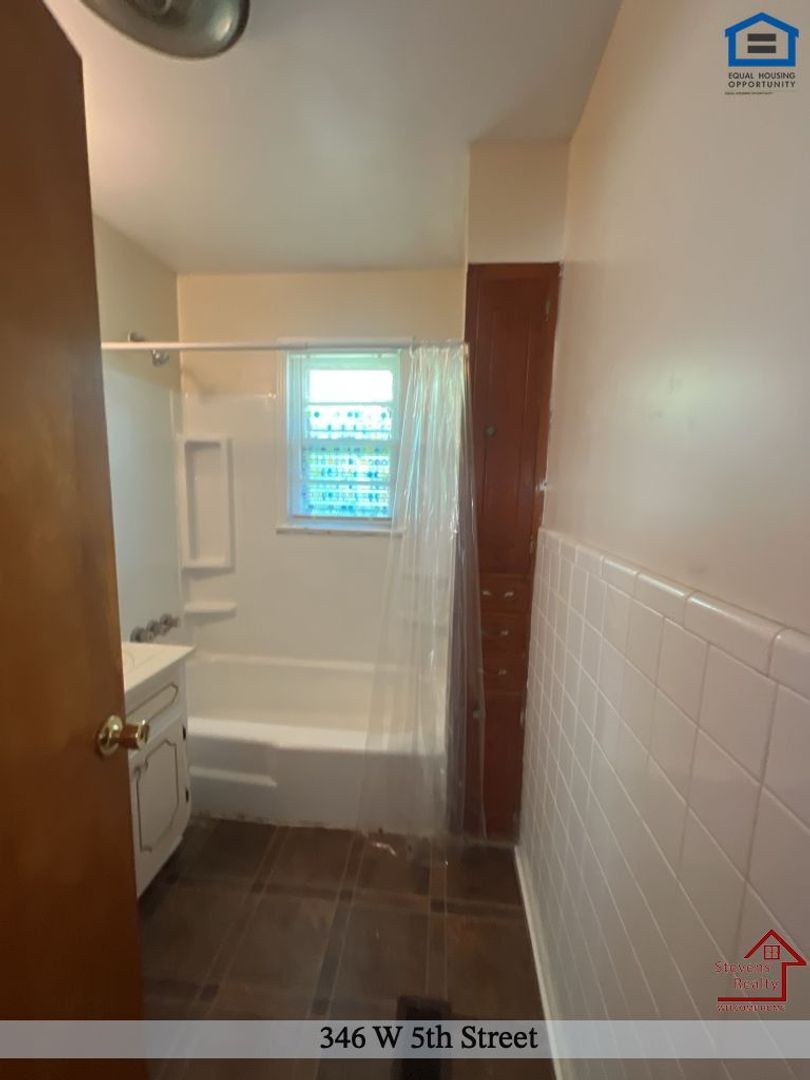 Building Photo - 346 W 5th St