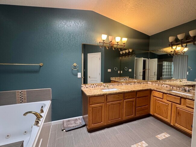 Building Photo - 8808 Vallejo Pl NE