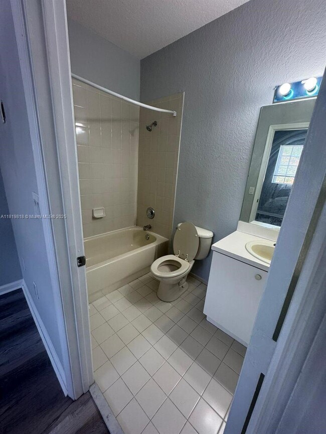 Building Photo - 8811 S Isles Cir