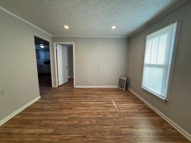 Building Photo - Cottage Style Home Super Close to Downtown!