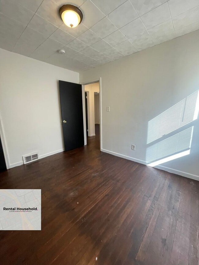 Building Photo - Dream Bungalow Awaits: Space, Style & Serenity!~ $1400