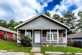 Building Photo - 110 Varsity Cir