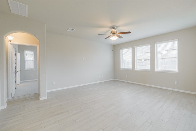 Building Photo - 3002 Roberta Sue Dr