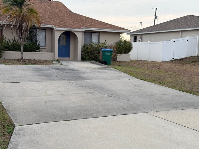 Building Photo - 2 Bed/1 bath Centrally Located~