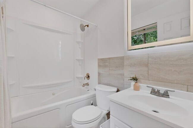 Building Photo - 9807 Dallum Dr