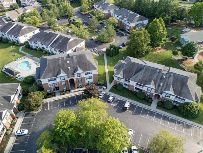 Building Photo - Spacious Condo in Knollwood – Pool, Gym and Clubhouse Access!