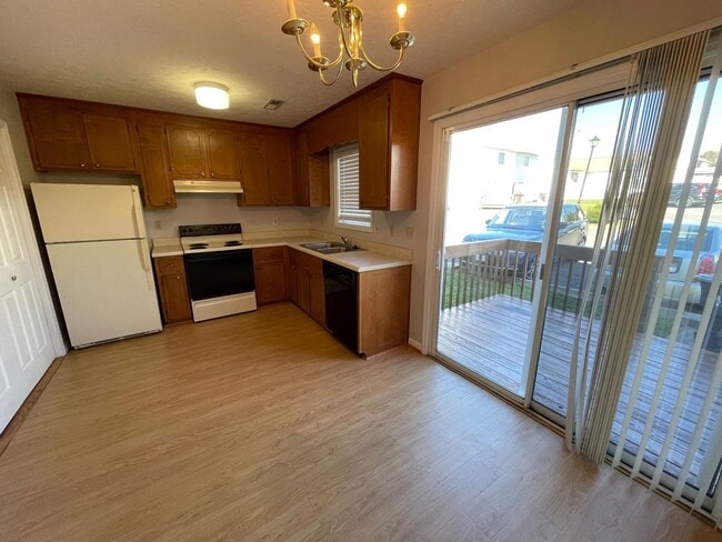 Building Photo - Fresh Two Bedroom Townhouse