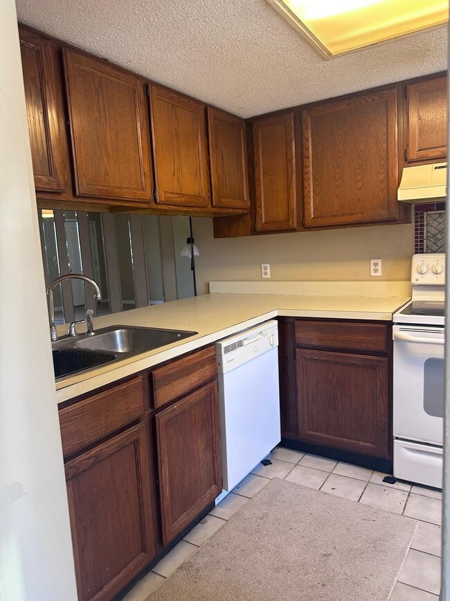 Building Photo - 401 Garden Dr
