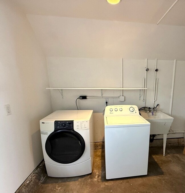 Building Photo - UPDATED BRIGHT 1500/ft 3BR/2BR+Bonus+1GR H...