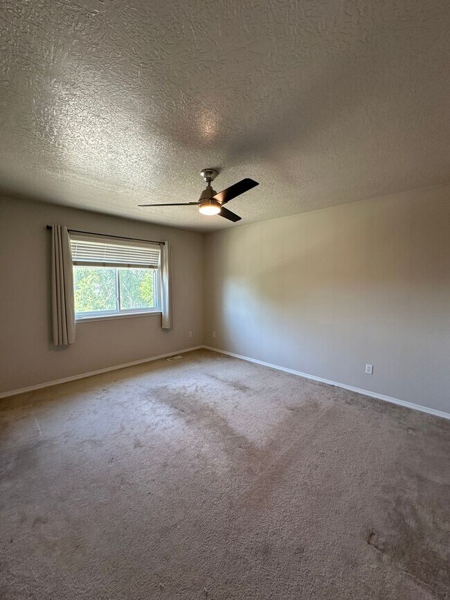 Building Photo - Beautiful 4 bedroom, 2.5 bath home