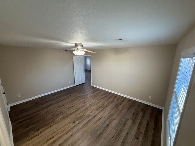 Building Photo - Great Home in Convenient Halls Location