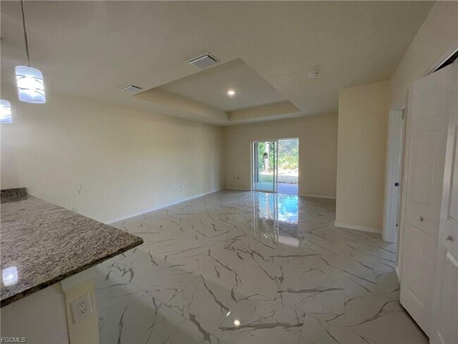 Building Photo - 3Bd / 2Ba Duplex with GARAGE