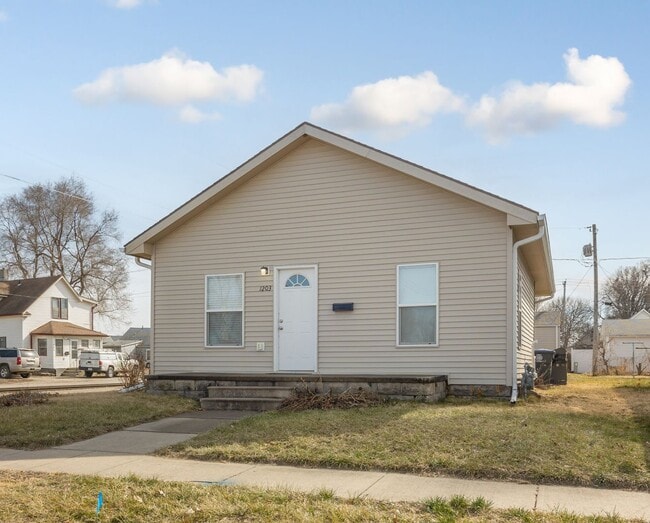 Building Photo - COMING SOOON!!!  2 bed 2 bath