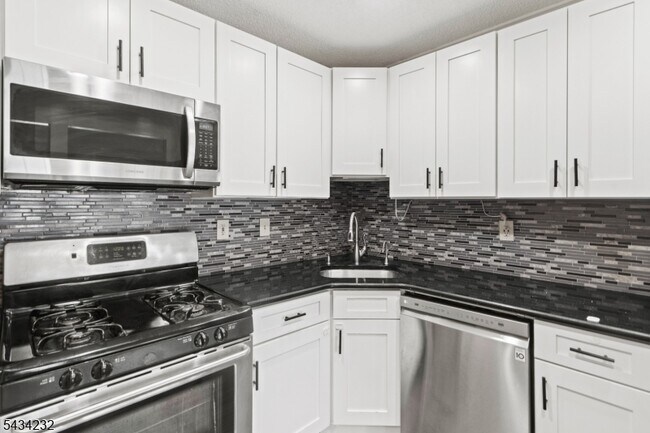 Building Photo - 24 Amberly Ct