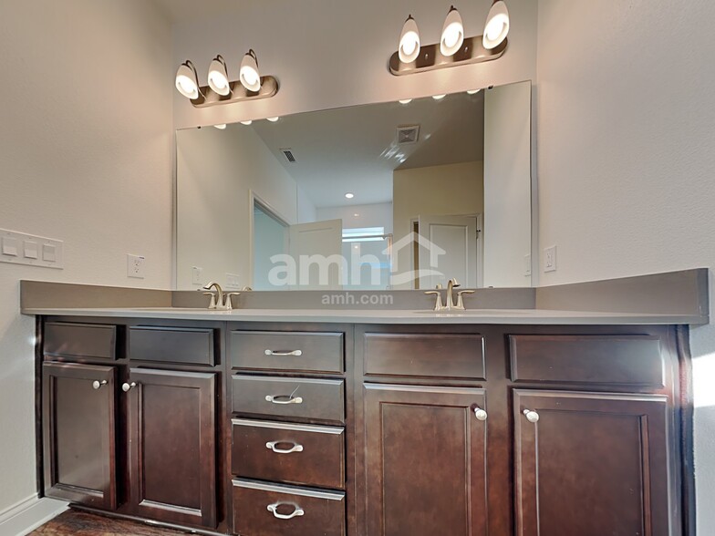 Building Photo - 1085 Summer Stone Lp