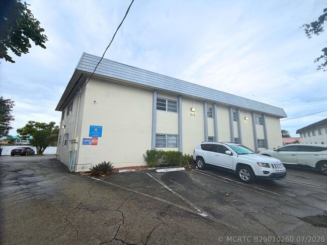 Building Photo - 519 W Kalmia Dr